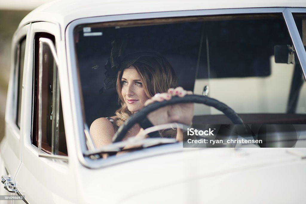 美しい若い女性が運転ヴィンテージカー - 1人のロイヤリティフリーストックフォト