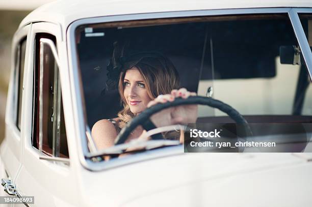 美しい若い女性が運転ヴィンテージカー - 1人のストックフォトや画像を多数ご用意 - 1人, 20代, そばかす