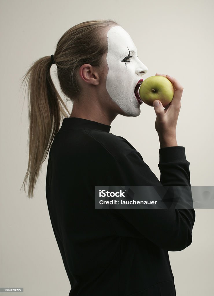 Comiendo una manzana de pantomima - Foto de stock de Abrir libre de derechos