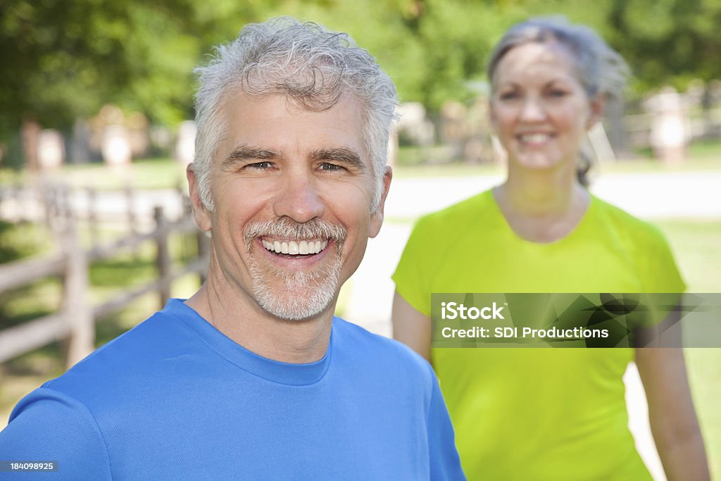Szczęśliwy dojrzały człowiek przed Patrząc na partnera - Zbiór zdjęć royalty-free (50-59 lat)