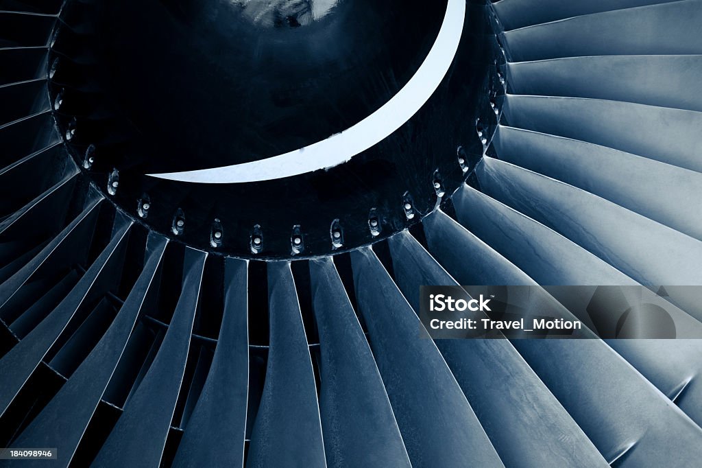 Gros plan de l'avion jet engine turbine - Photo de Moteur d'avion libre de droits