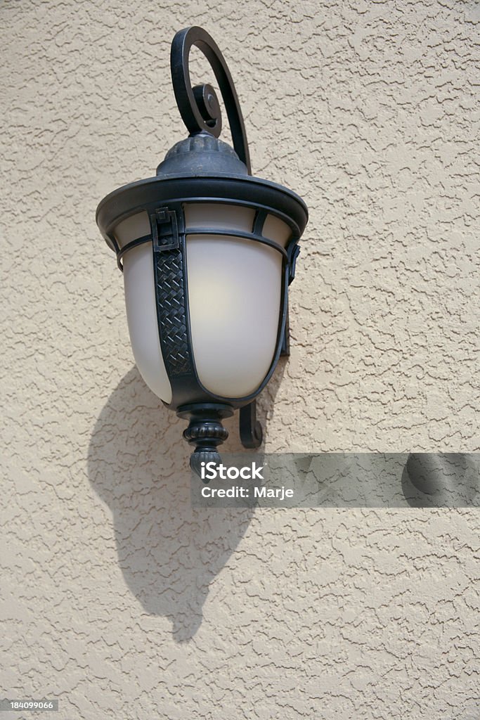 Lampada in Stucco muro - Foto stock royalty-free di Ambientazione esterna