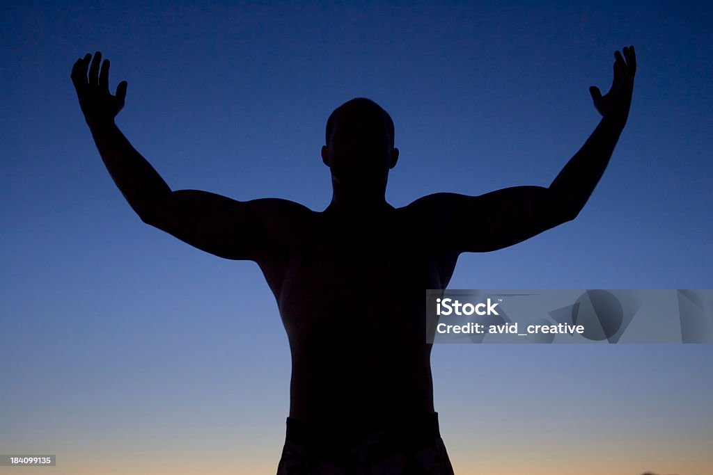 Homem Muscular levantando os braços para o céu-Silhueta - Royalty-free Adulto Foto de stock