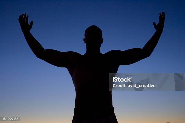 Homem Muscular Levantando Os Braços Para O Céusilhueta - Fotografias de stock e mais imagens de Adulto