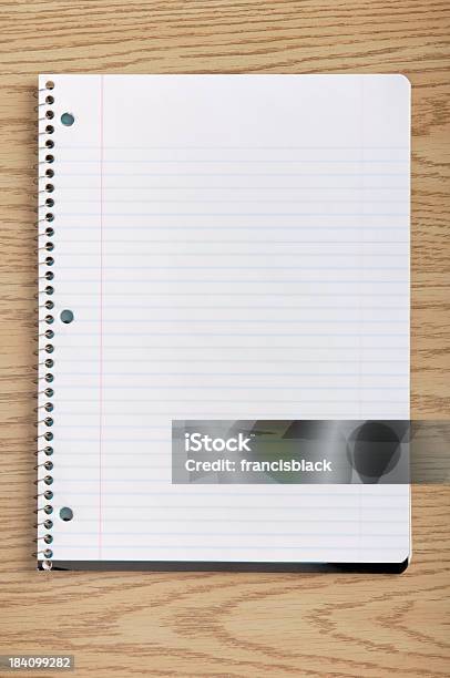 Foto de Um Bloco De Notas Em Uma Escrivaninha e mais fotos de stock de Caderno de Anotação - Caderno de Anotação, Rabisco - Desenho, Bloco Espiral