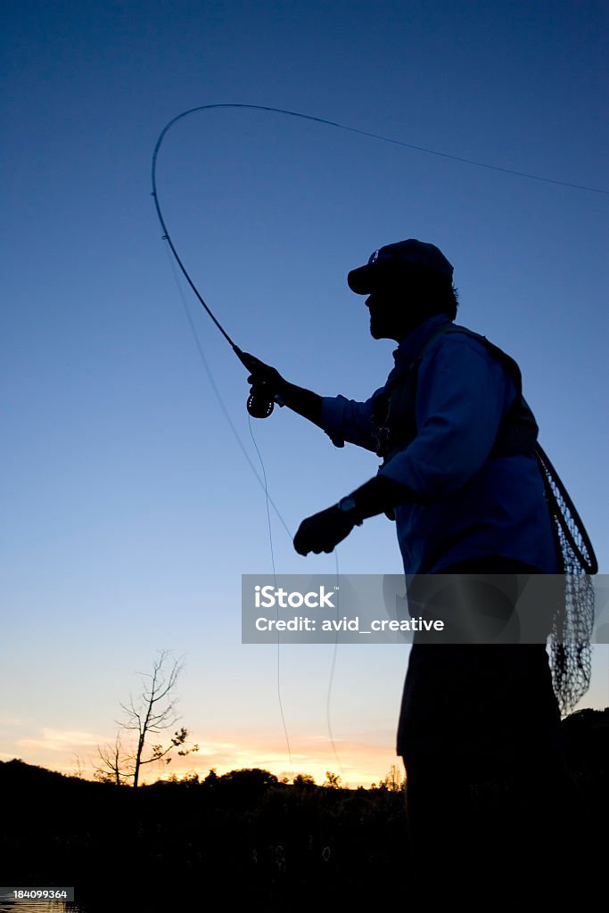 Pêche à la mouche au coucher du soleil-vertical - Photo de Pêche - Activité de plein air libre de droits