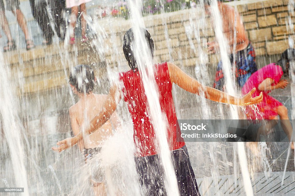 Dzieci bawiące się w wodzie, fontanny - Zbiór zdjęć royalty-free (Fontanna)