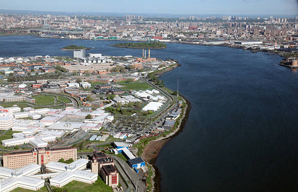 rikers island, new york - east river immagine foto e immagini stock