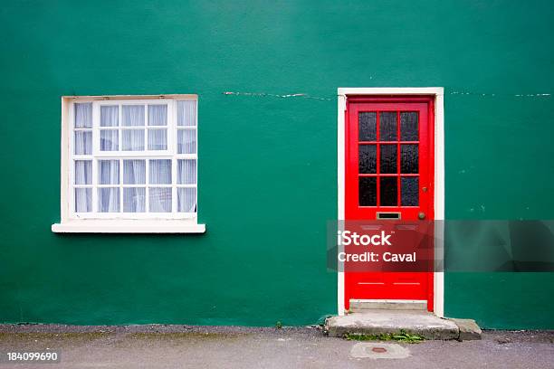 Red Door - Fotografie stock e altre immagini di Casetta di campagna - Casetta di campagna, Colore verde, Porta