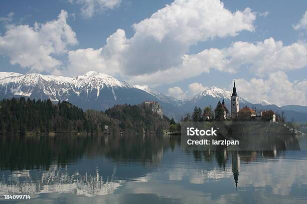 Reflexion Des Paradise Stockfoto und mehr Bilder von Mittlerer Teil - Mittlerer Teil, Schlossgebäude, See