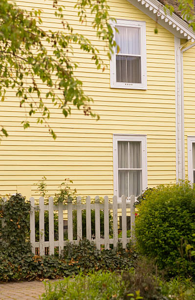 obok żółty dom - front door residential district colonial style construction zdjęcia i obrazy z banku zdjęć