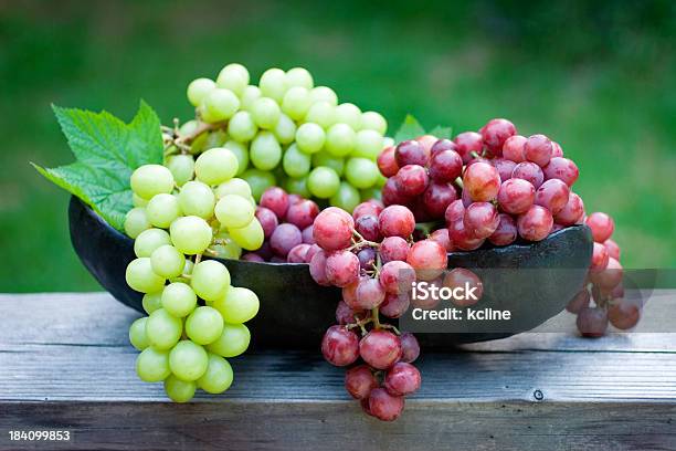 Fresca Uvas Foto de stock y más banco de imágenes de Uva - Uva, Uva blanca, Rojo