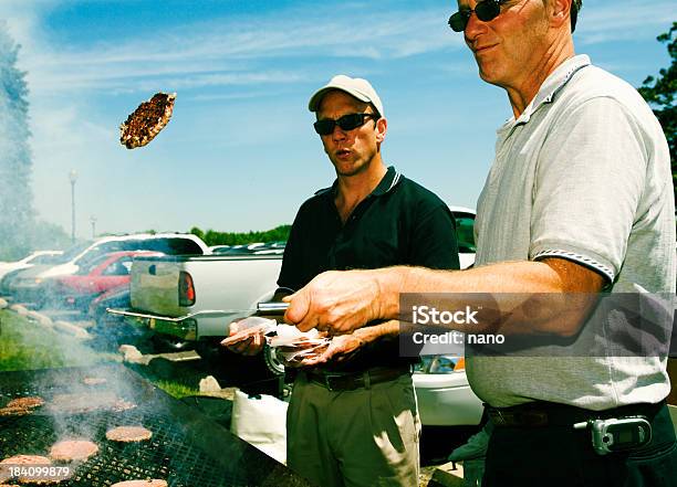 Tailgate Schütteln Stockfoto und mehr Bilder von Parkplatz-Picknick - Parkplatz-Picknick, Werfen, Burger