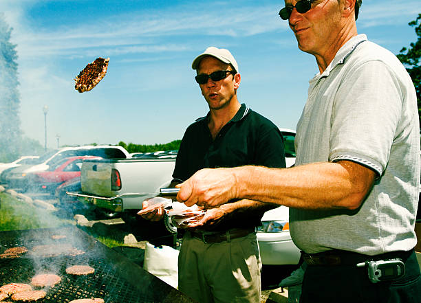 wślizgnięcie za uprawnionym toss - tailgating zdjęcia i obrazy z banku zdjęć