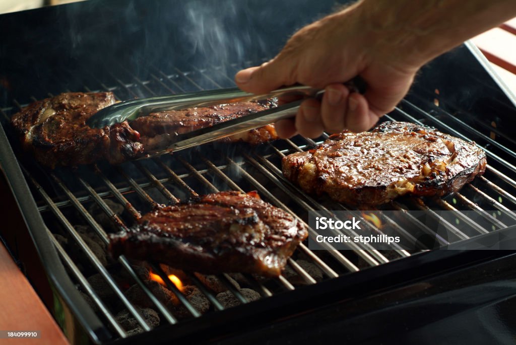 Quattro succosa Rib Eye bistecca alla griglia caldo - Foto stock royalty-free di Barbecue - Cibo