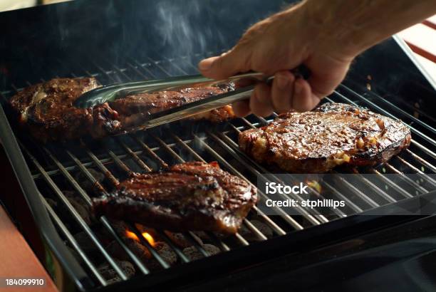 Quattro Succosa Rib Eye Bistecca Alla Griglia Caldo - Fotografie stock e altre immagini di Barbecue - Cibo