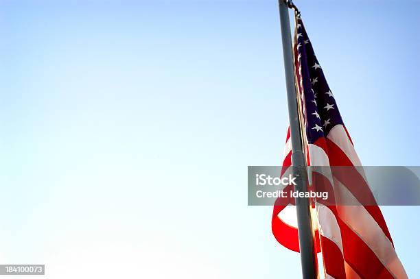 Американский Флаг С Подсветкой — стоковые фотографии и другие картинки Звёздно-полосатый флаг - Звёздно-полосатый флаг, Небо, Фоновые изображения