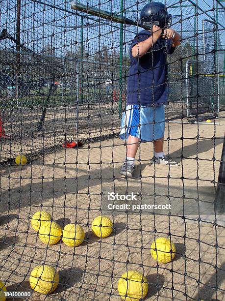 Photo libre de droit de Garçon Batty banque d'images et plus d'images libres de droit de Cage - Cage, Frapper avec une batte, Baseball