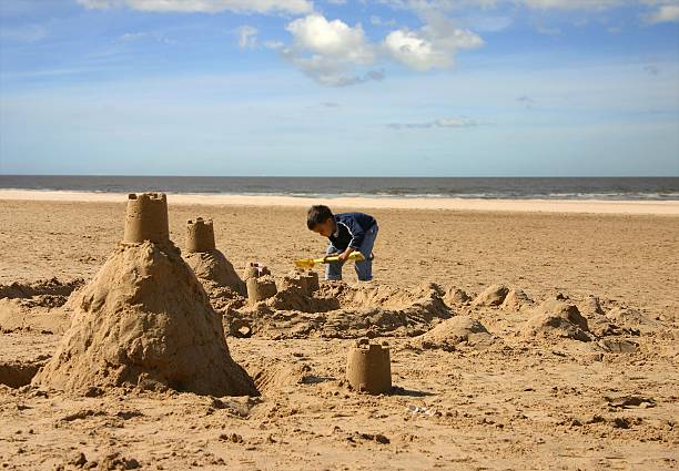 enfants de construire des châteaux de sable - sandcastle beach norfolk sand photos et images de collection