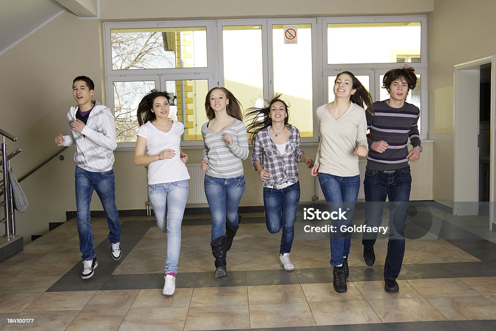 Adolescentes correndo na escola hall. - Foto de stock de Estudante royalty-free