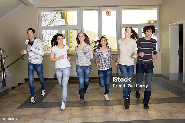 Foto de Adolescentes Correndo Na Escola Hall e mais fotos de stock de Estudante - Estudante, Correr, Adolescentes Meninas
