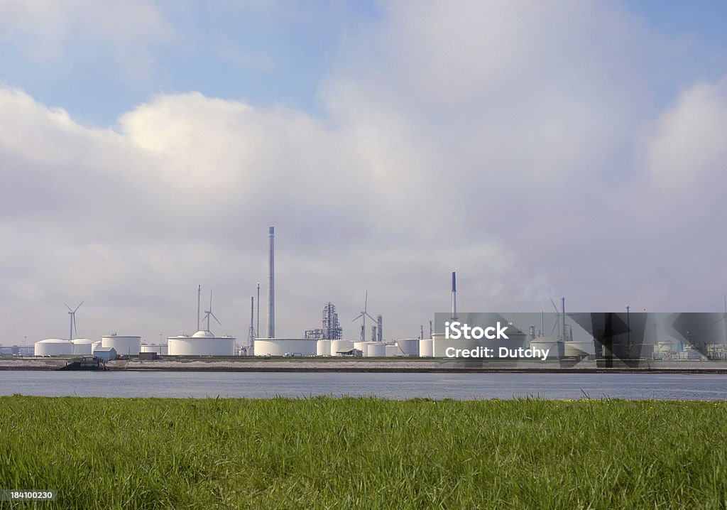 Нефтехимическая промышленность - Стоковые фото Ветряная электростанция роялти-фри