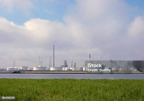 Нефтехимическая Промышленность — стоковые фотографии и другие картинки Ветряная электростанция - Ветряная электростанция, Роттердам, Бензин
