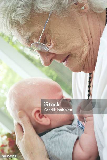 Grande Nonna Di Amore - Fotografie stock e altre immagini di 70-79 anni - 70-79 anni, Accudire, Adulto