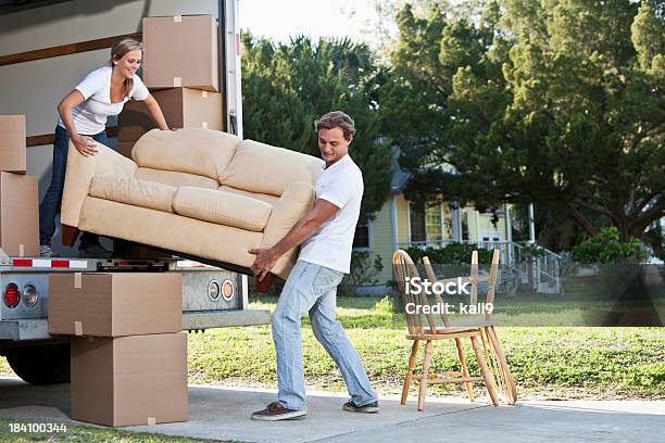 Giovane Coppia Di Casa - Fotografie stock e altre immagini di Camion per autotrasporti - Camion per autotrasporti, Trasloco, Cambiare casa