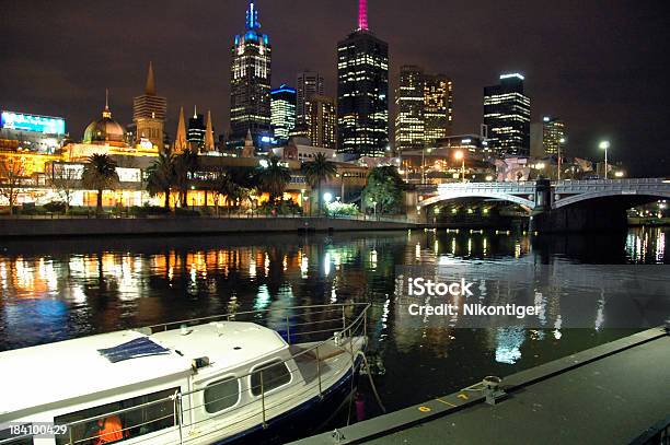 Notte Il Fiume A Melbourne - Fotografie stock e altre immagini di A forma di blocco - A forma di blocco, Acqua, Albergo
