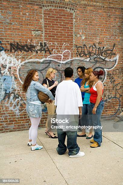 Hispanische Kids Tagung Mit Einem Weiblichen Sozialarbeiter Stockfoto und mehr Bilder von Armut