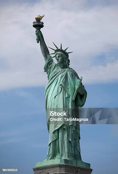 Статуя Свободы Ньюйорк — стоковые фотографии и другие картинки Без людей - Без людей, Вертикальный, Зелёный цвет