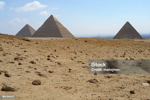 Três Grandes Pyramides - Fotografias de stock e mais imagens de Pirâmides de Gizé - Pirâmides de Gizé, Arcaico, Areia