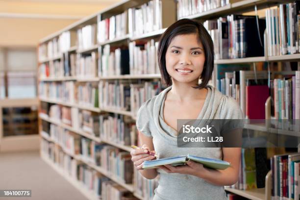 Mujer Estudiante En La Biblioteca Foto de stock y más banco de imágenes de Adolescencia - Adolescencia, Adolescente, Adulto