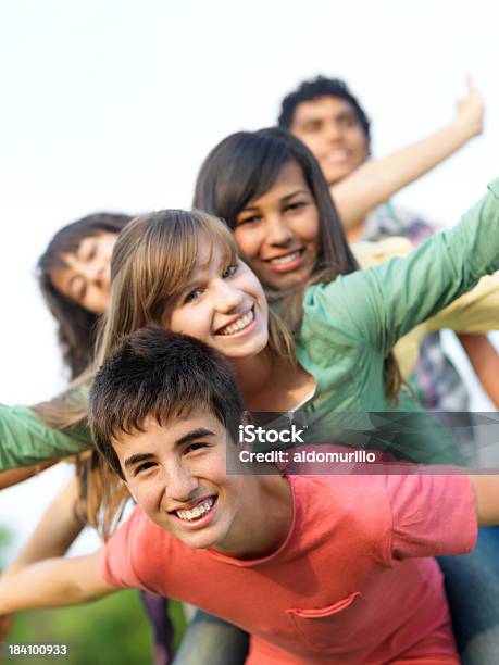 Alegre Grupo De Adolescentes Divirtiéndose Foto de stock y más banco de imágenes de Adolescencia - Adolescencia, Adolescente, Grupo de personas
