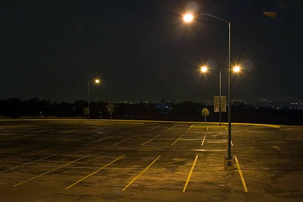 vazio parque de estacionamento - street light parking lot night lot imagens e fotografias de stock