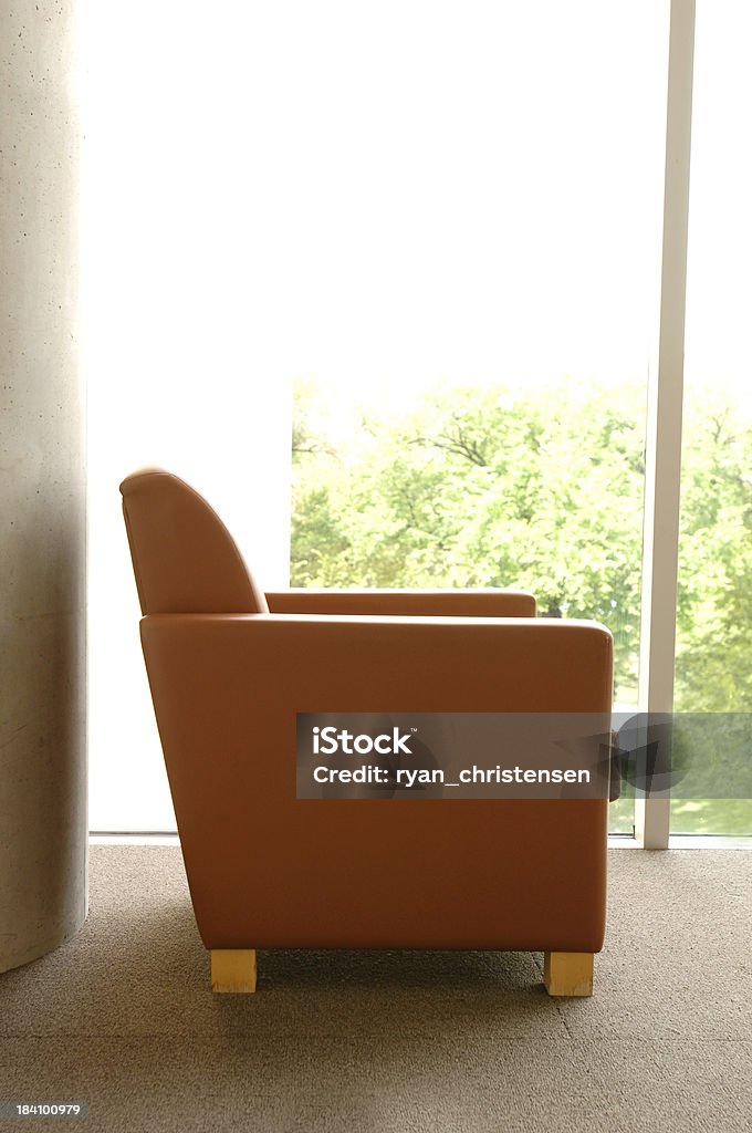 Lone cadeira com janela ampla - Foto de stock de Cadeira royalty-free
