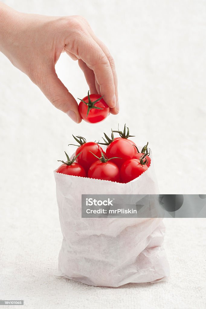 Escolhidas a dedo tomatos frescos - Foto de stock de Escolha royalty-free