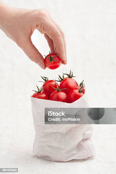 Foto de Escolhidas A Dedo Tomatos Frescos e mais fotos de stock de Escolha - Escolha, Tomate, Alimentação Saudável