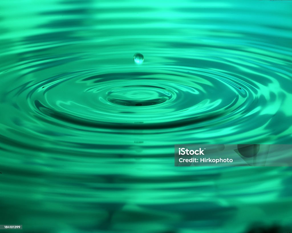 Verde agua y ondas de goteo - Foto de stock de Agua libre de derechos