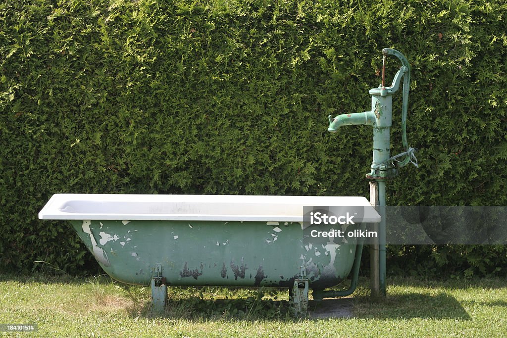Pompe à eau et baignoire - Photo de Baignoire libre de droits