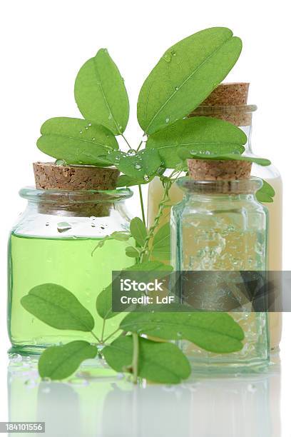 Photo libre de droit de Salle De Bains Des Produits Composition Avec Feuilles Vertes banque d'images et plus d'images libres de droit de Aromathérapie