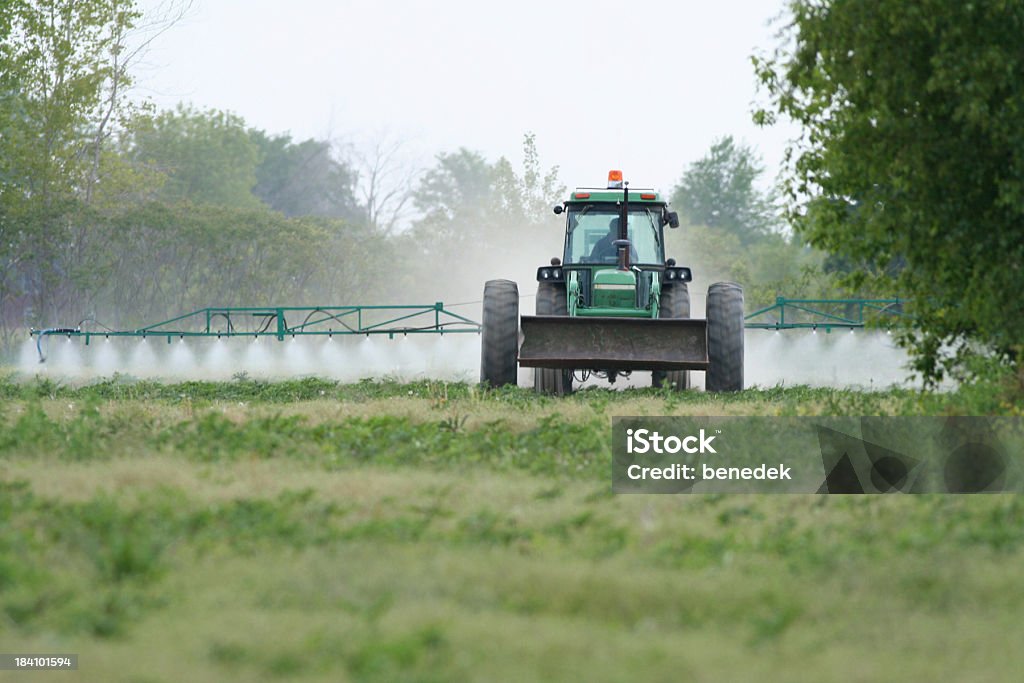 Traktor sprühen Field - Lizenzfrei Traktor Stock-Foto