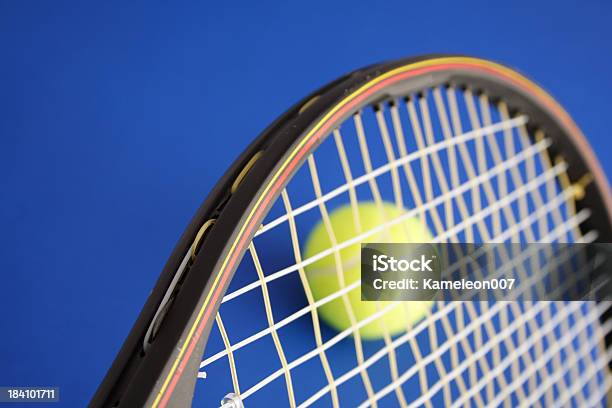 Racchetta Da Tennis E Palla - Fotografie stock e altre immagini di Campo sportivo - Campo sportivo, Close-up, Composizione orizzontale