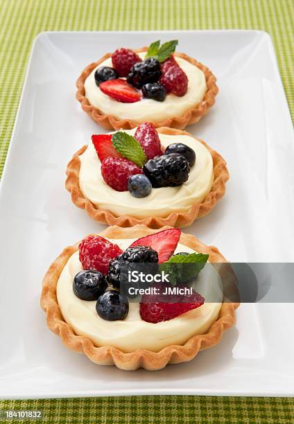 Owoce Ciastka - zdjęcia stockowe i więcej obrazów Chrupkie ciasto - Chrupkie ciasto, Ciastko, Czarna jagoda