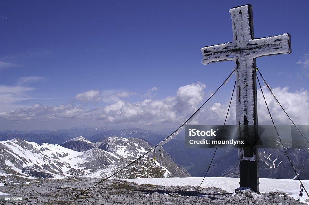 Icy montagna cross - Foto stock royalty-free di A mezz'aria