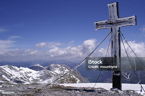 Icy Montagna Cross - Fotografie stock e altre immagini di A mezz'aria - A mezz'aria, Alpi, Alpinismo