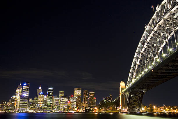 skyline von sydney - sydney harbor bridge stock-fotos und bilder