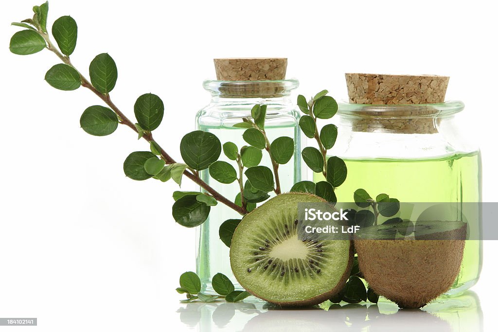 Bottiglie e kiwi - Foto stock royalty-free di Aromaterapia