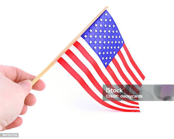 Saludar Con La Mano De Una Bandera Estadounidense Foto de stock y más banco de imágenes de Agarrar - Agarrar, Azul, Bandera